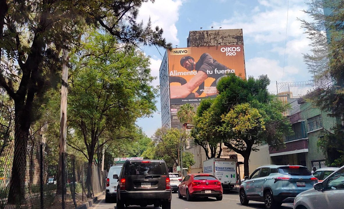 Espectacular de gran formato sobre un edificio en la Ciudad de México